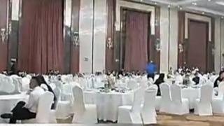 Düğünde davetlilerden skandal istek! Evlenen çift kırmak istemedi rol yaptı