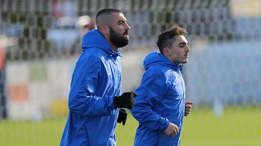 Burak Yılmaz geri d&ouml;nd&uuml;! Takımla &ccedil;alışmalara başladı
