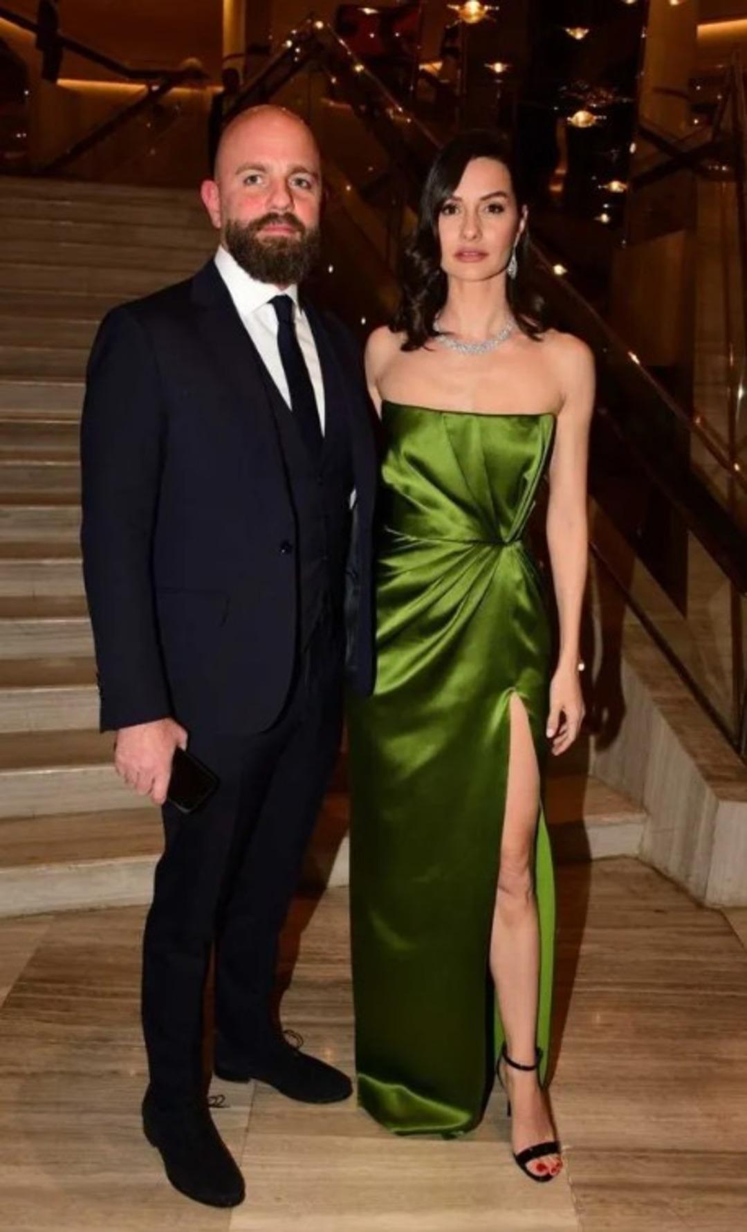 İzzet Özilhan la tek celsede boşandı! Yasemin Özilhan lüks siteye taşınıyor! Yeni villasının kirası dudak uçuklattı 1