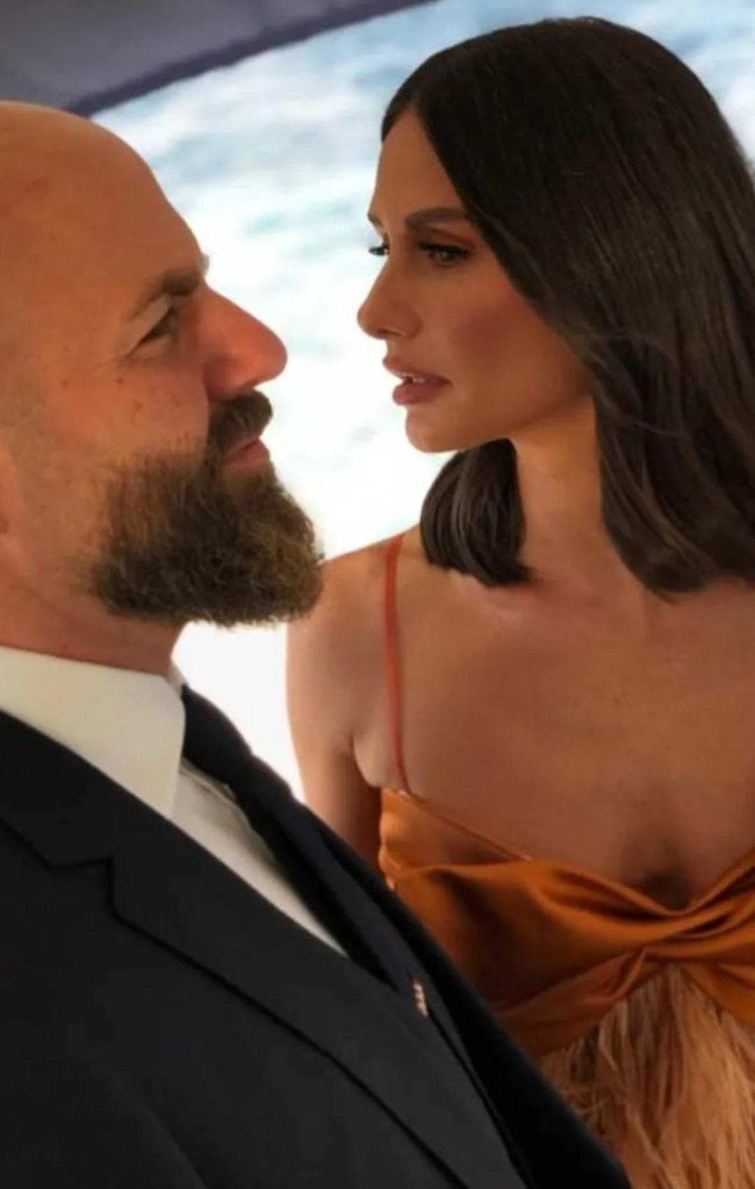 İzzet Özilhan la tek celsede boşandı! Yasemin Özilhan lüks siteye taşınıyor! Yeni villasının kirası dudak uçuklattı 2