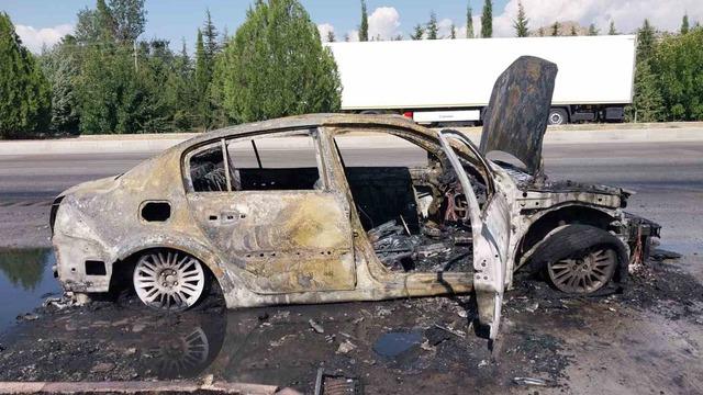 Burdur-Antalya kara yolunda otomobil yandı