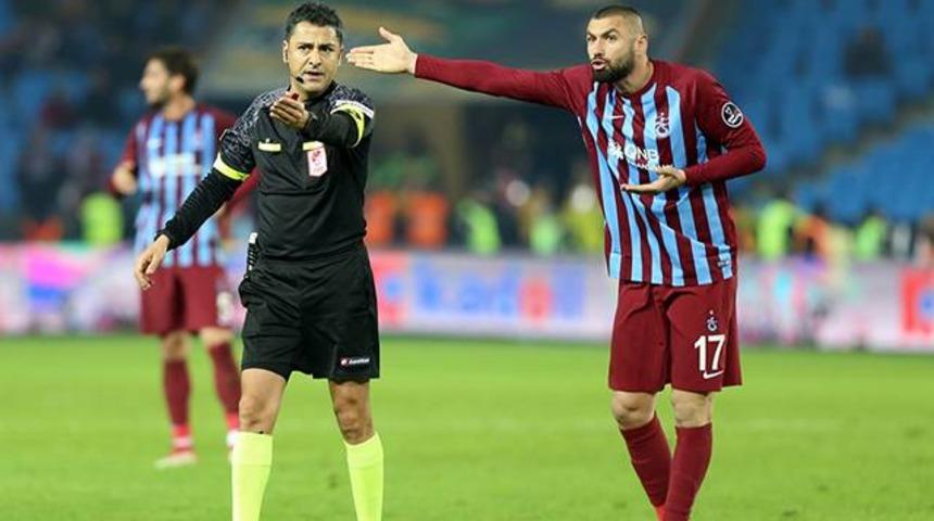 Burak Yılmaz trib&uuml;nlere 'Penaltı yok' işareti yaptı