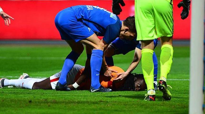 Kasımpaşa - Galatasaray ma&ccedil;ında Gomis baygınlık ge&ccedil;irdi