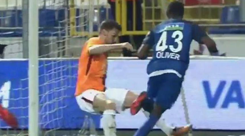 Kasımpaşa-Galatasaray ma&ccedil;ında Kasımpaşa'ya verilen penaltıya Galatasaraylılar isyan etti