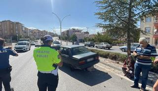 Karaman’da karşı şeride geçen otomobilin tekeri koptu