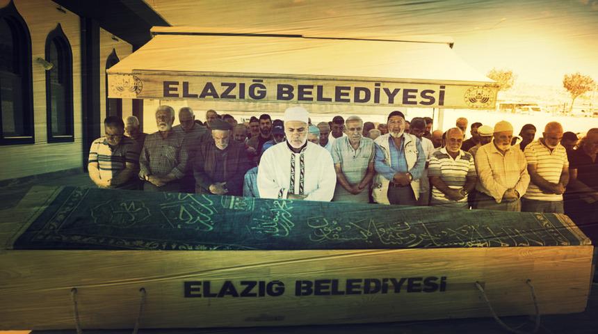 Yarım saat arayla 2 otomobil çarptı! 94 yaşındaki adam hayatını kaybetti