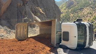 Hakkari'de maden yüklü kamyon devrildi:1 yaralı
