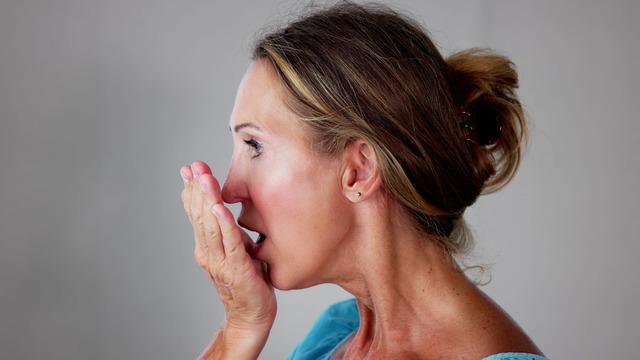 Ağız kokusu sadece dişlerden mi kaynaklanır? Ağız kokusunun nedenleri