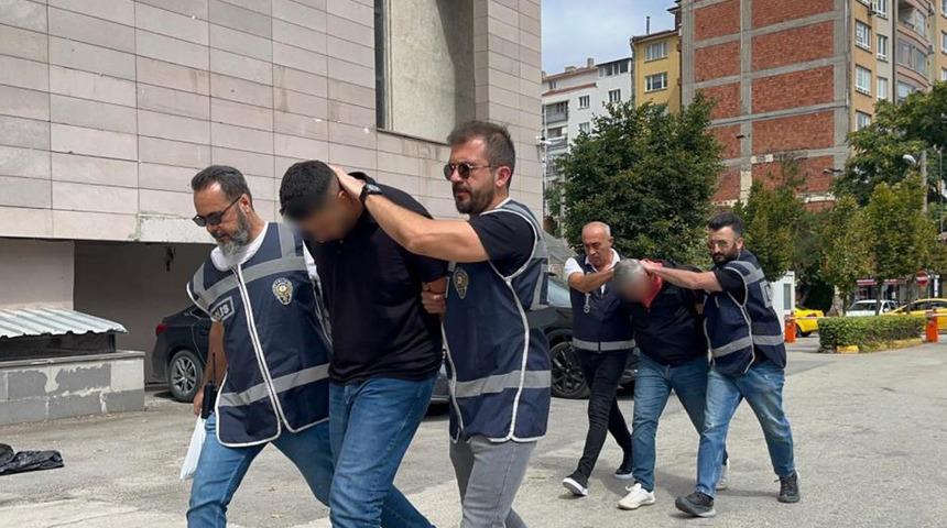 Baba oğul ambulans kovalamışlardır! Ters kelepçeyle adliyeye sevk edildiler