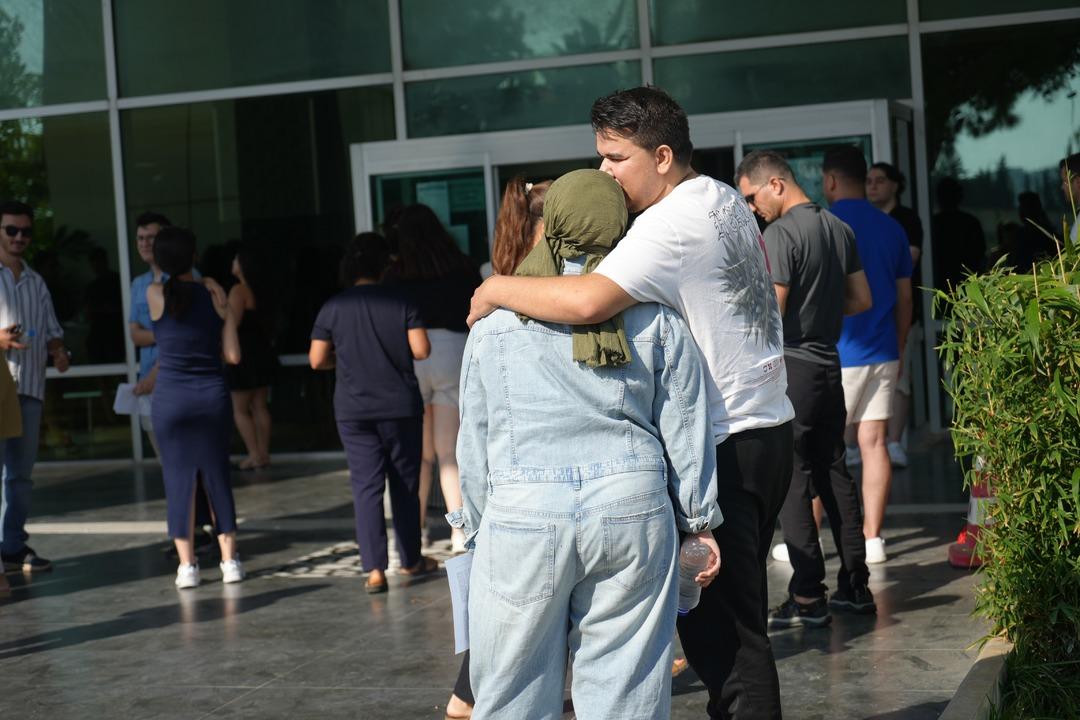 Sınava girmeye geldi, kağıdını yırtıp gitti: KPSS yine maratonu aratmadı! Motosiklet kaskını nereye koyacağını bilemedi 8