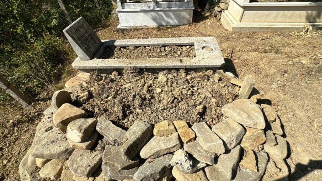 1 yıl önce ölmüştü! Mezarı cenazesi görünecek kadar kazıldı! Köylüler korkuyor... 1