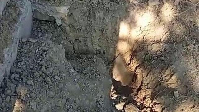 1 yıl önce ölmüştü! Mezarı cenazesi görünecek kadar kazıldı! Köylüler korkuyor...