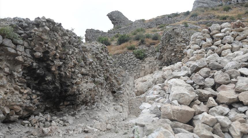 Samsun'daki Asarkale'de sarnıç, mabet ve basamaklı tünel gibi yapılar ortaya çıkarıldı