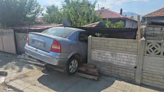 Erzincan'da bahçe duvarına çarpan otomobilin sürücüsü yaralandı