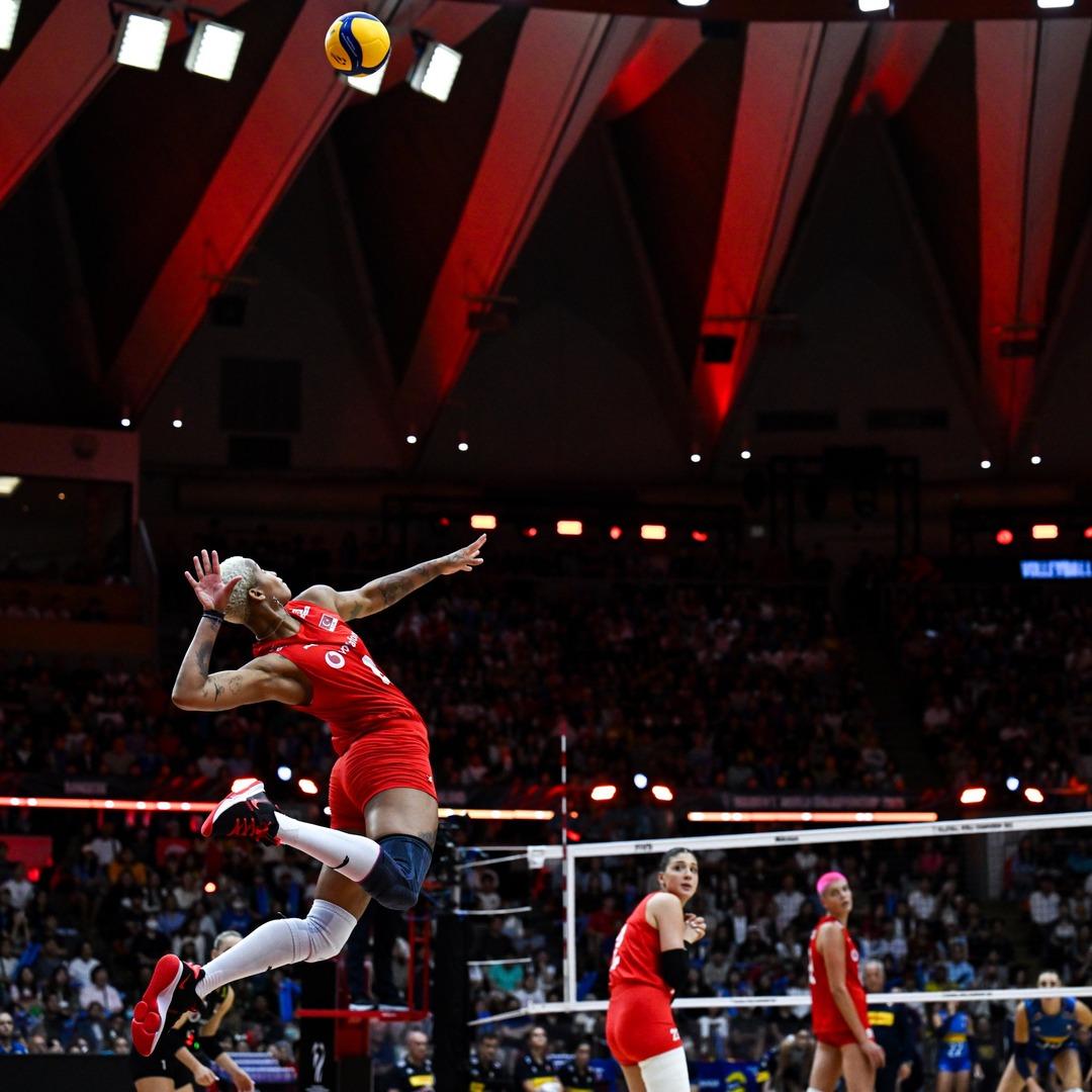 Filenin Sultanları, Dünya Voleybol Şampiyonası final maçında İtalya ya son sette kaybetti... 2