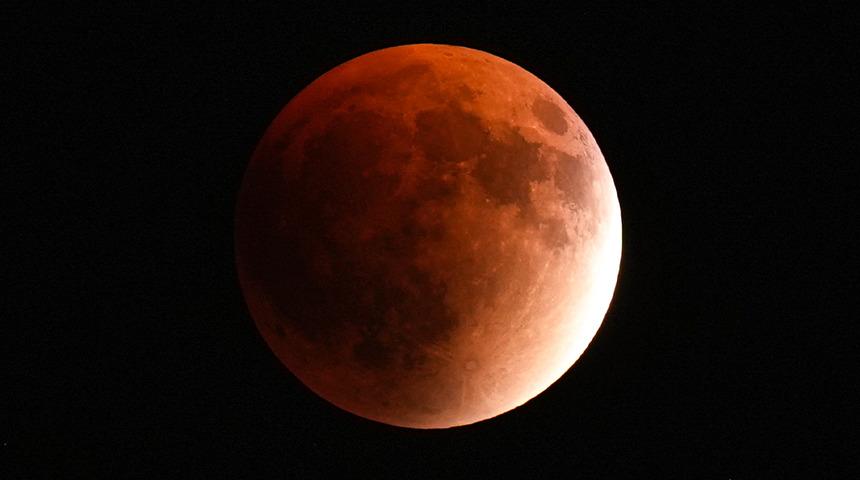 Kanlı ay tutulması büyüledi! 82 dakika sürecek