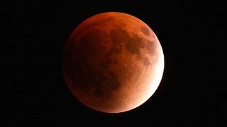 Kanlı ay tutulması büyüledi! 82 dakika sürecek