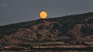 Tatvan’da Kanlı Ay tutulması! Eşsiz manzara cep telefonuyla kaydedildi