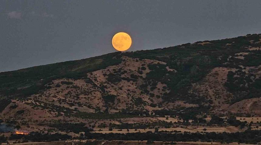 Tatvan’da "Kanlı Ay" tutulması! Eşsiz manzara cep telefonuyla kaydedildi