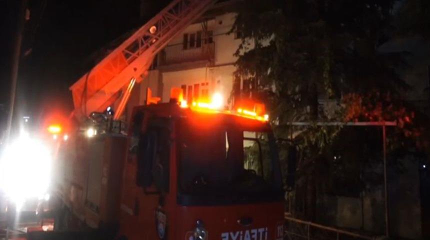 Burdur'da çatıda çıkan yangın daireye sıçardı