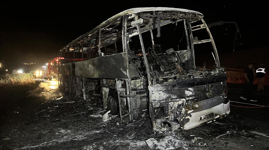 Van'da seyir halindeki yolcu otobüsü yandı!
