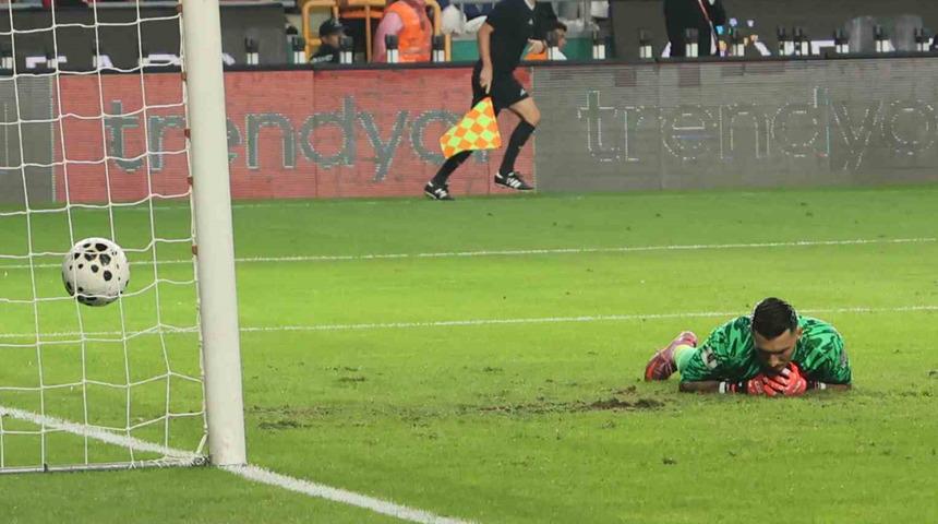 İspanya karşısında 6-0 geriye düşen millilerimize Konya'da protesto!