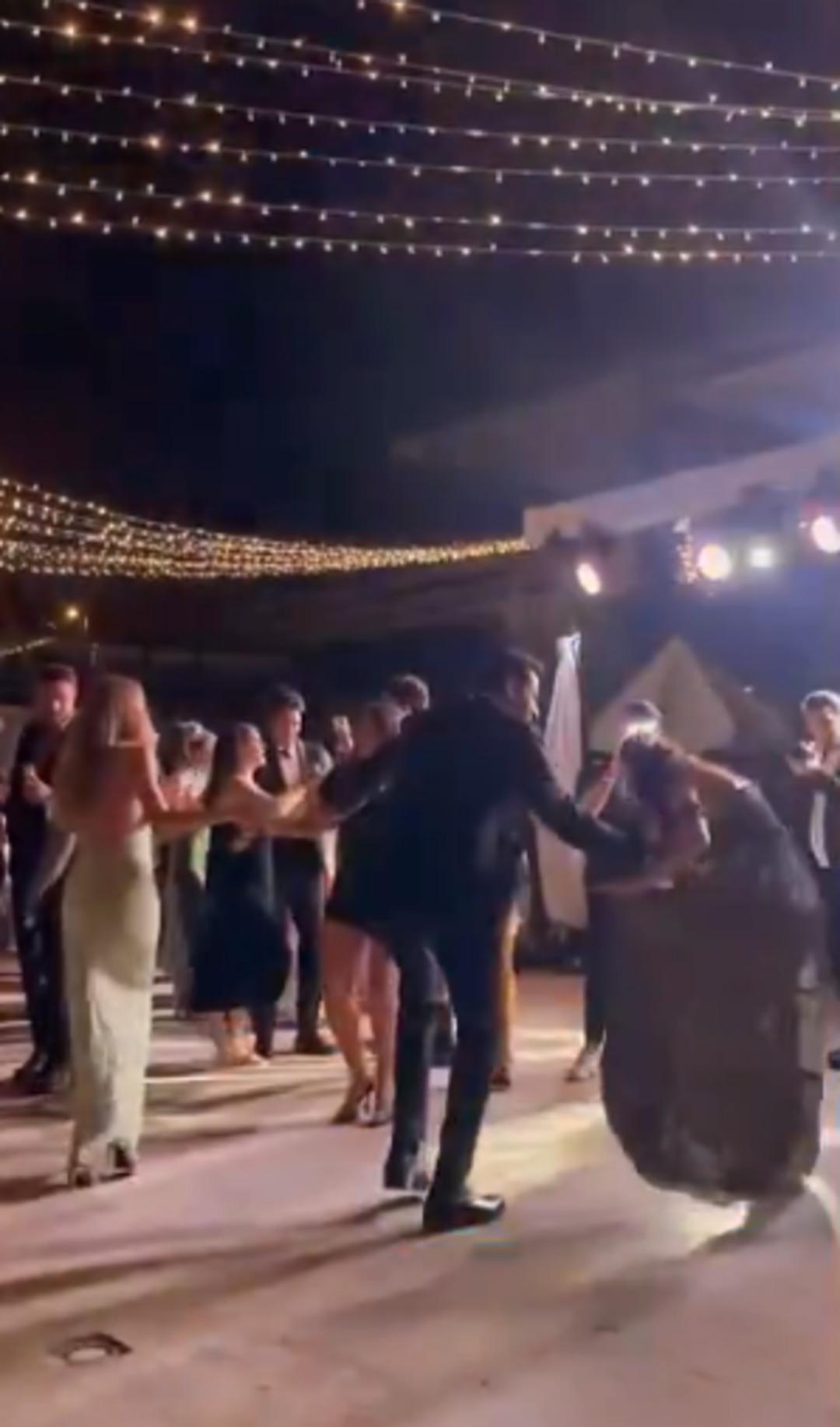 Kardeşini evlendirdi! Kenan İmirzalıoğlu ve Sinem Kobal danslarıyla gündem oldu 1