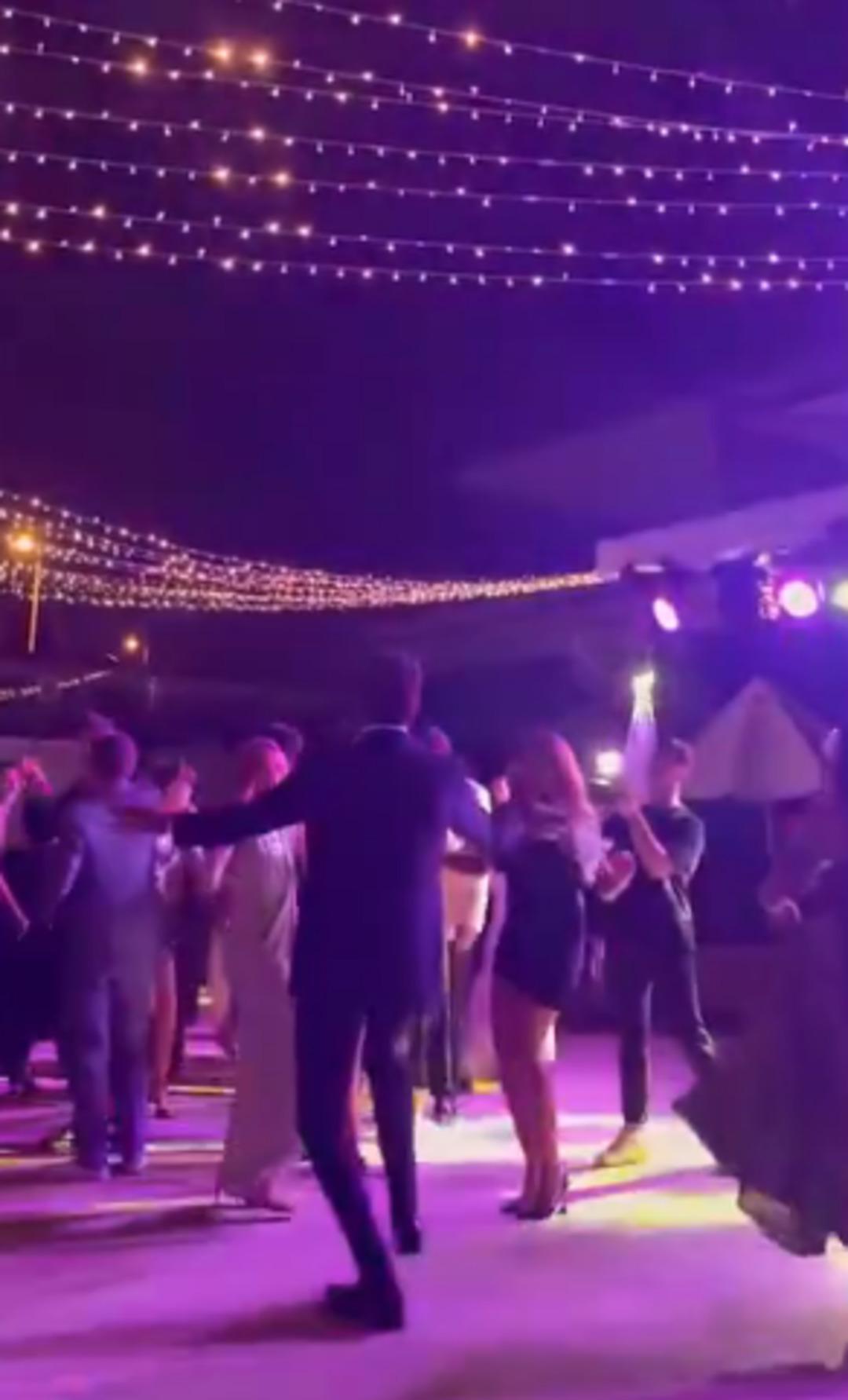 Kardeşini evlendirdi! Kenan İmirzalıoğlu ve Sinem Kobal danslarıyla gündem oldu 2