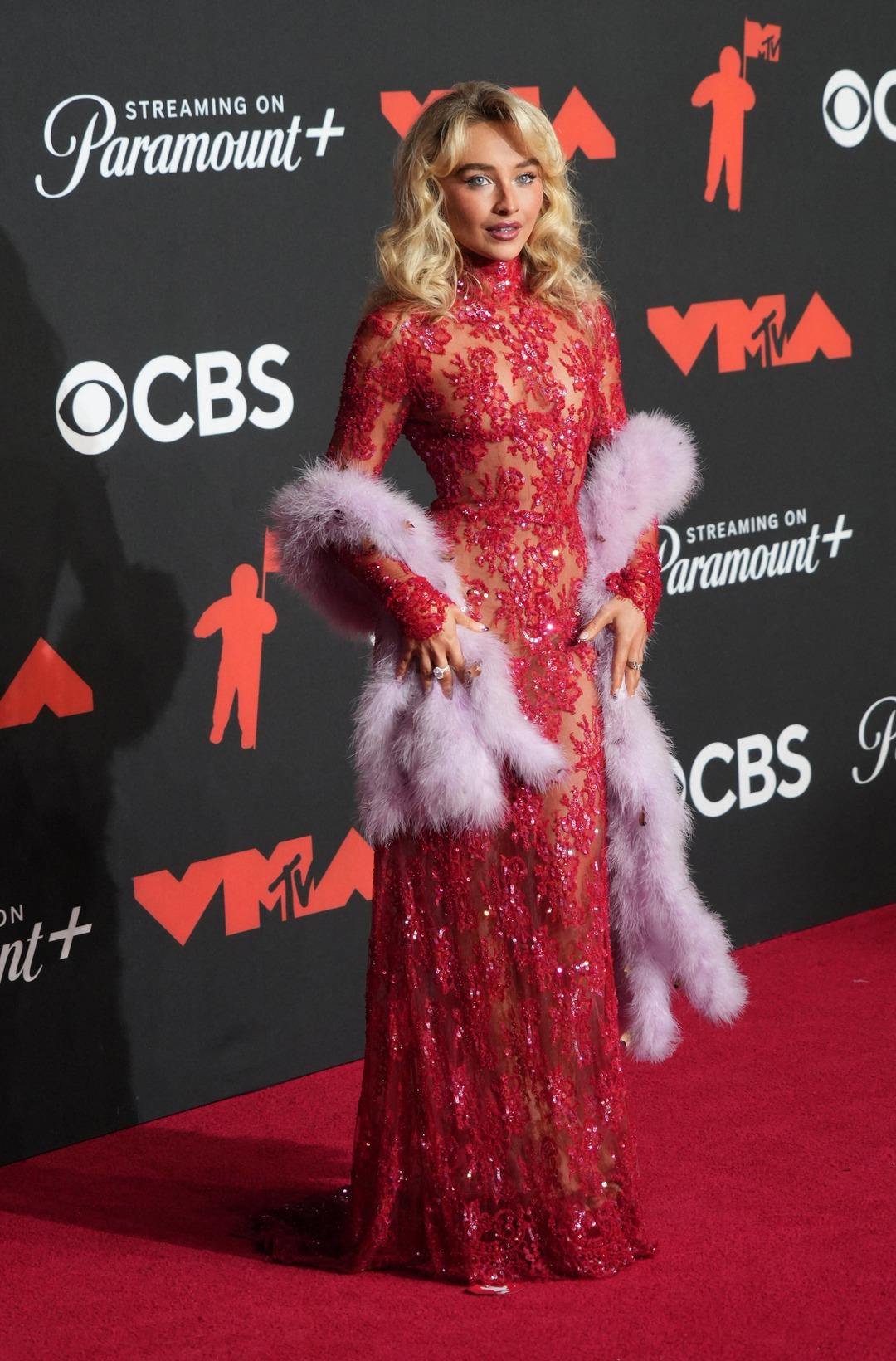 Sabrina Carpenter kırmızı halıya damga vurdu! Şeffaf detaylar ve dantelli tarzı olay... 2