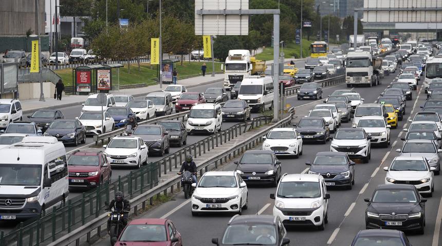 Okullar açıldı, İstanbul trafiğinde her yer beklendiği gibi kırmızıya döndü!