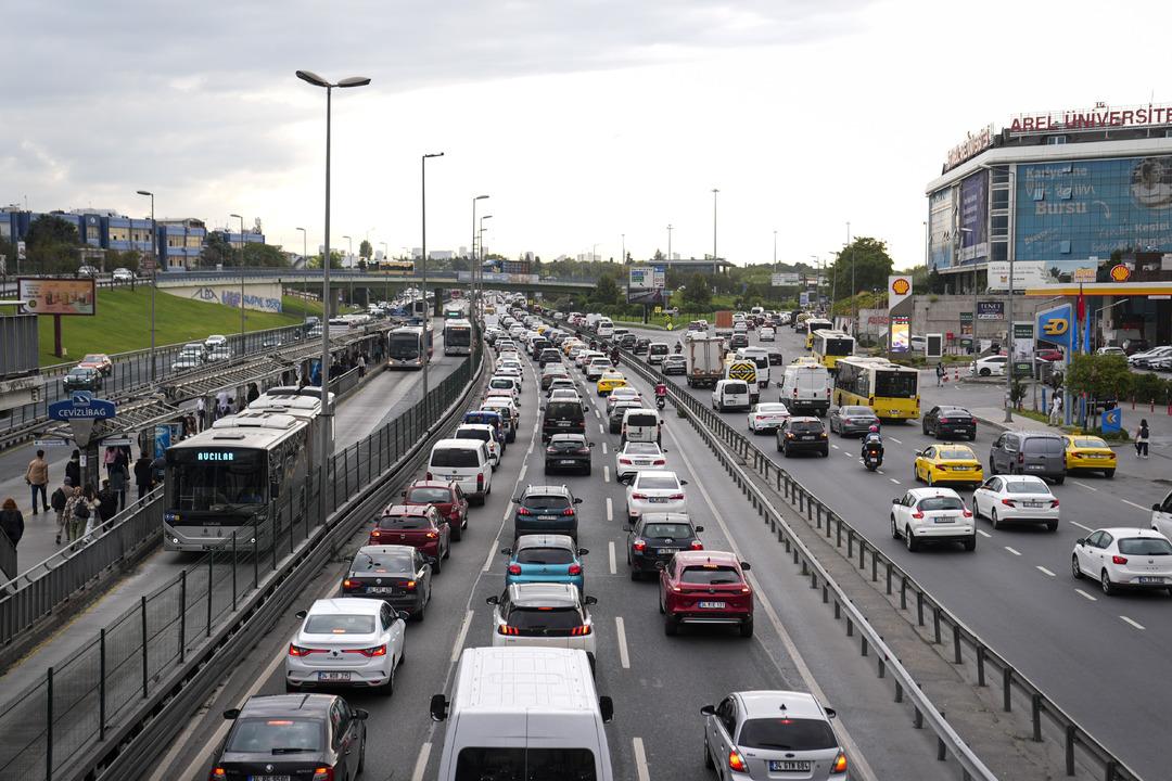 Okullar açıldı, İstanbul trafiğinde her yer beklendiği gibi kırmızıya döndü! 1