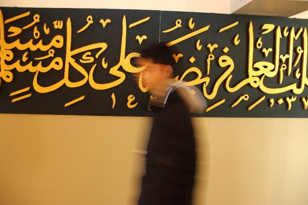 Hat sanatı ile okula yapılan eserler hem g&ouml;nle hem de g&ouml;ze hitap ediyor