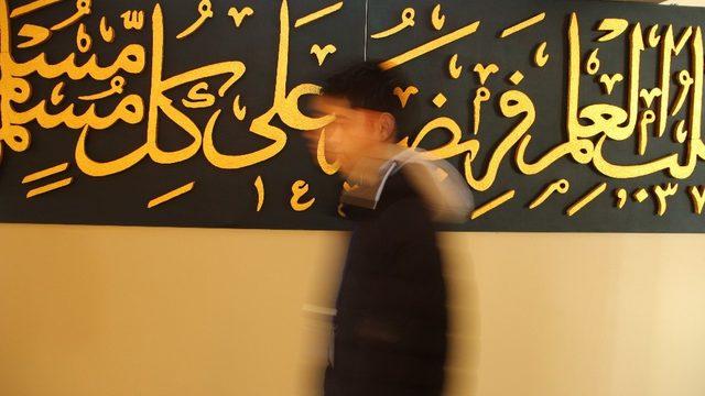 Hat sanatı ile okula yapılan eserler hem gönle hem de göze hitap ediyor