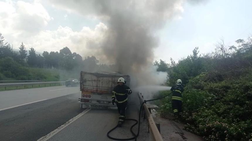 Seyir halindeki tırın dorsesinden alevler yükseldi