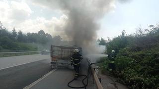 Seyir halindeki tırın dorsesinden alevler yükseldi