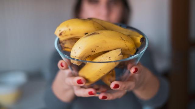 Muz evde, buzlukta, dolapta bozulmadan, kararmadan nasıl saklanır?