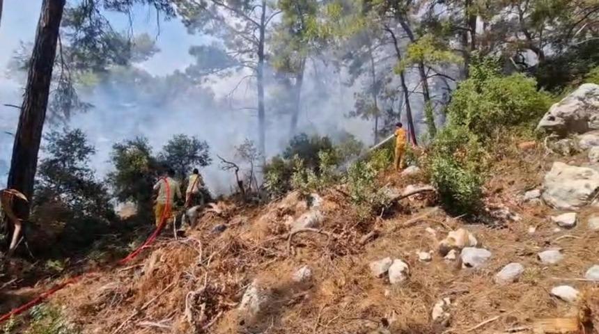 Antalya'da korkutan yangın! Yoğun m&uuml;dahaleyle kontrol altına alındı