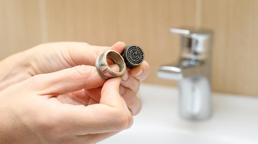 Musluklardaki kire&ccedil; nasıl temizlenir, nasıl s&ouml;k&uuml;l&uuml;r?