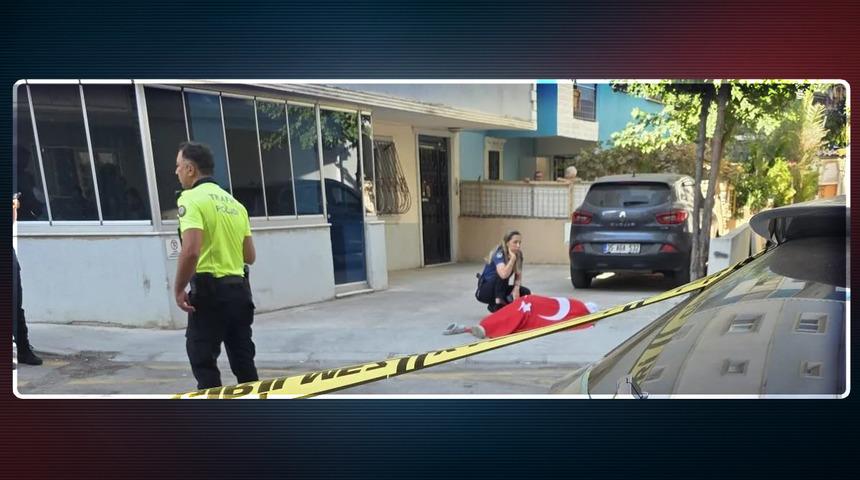 İzmir'deki saldırıda yürek yakan fotoğraf karesi! Şehit polisin yanında çöküp kaldı, üzerine Türk bayrağı örtüldü