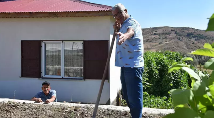 Yeşilçam'ın yıldızı Engin Koç köyüne prefabrik ev yaptırdı, ekip biçmeye başladı! "İstanbul'da artık yaşamak istemiyorum" G3