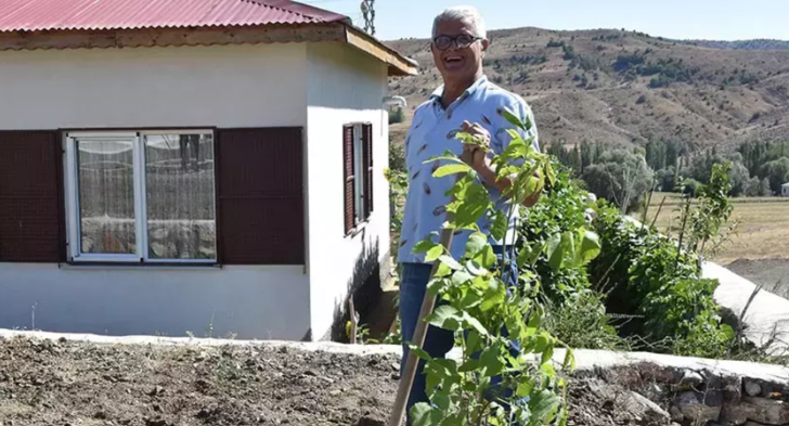 Yeşilçam'ın yıldızı Engin Koç köyüne prefabrik ev yaptırdı, ekip biçmeye başladı! "İstanbul'da artık yaşamak istemiyorum" G4