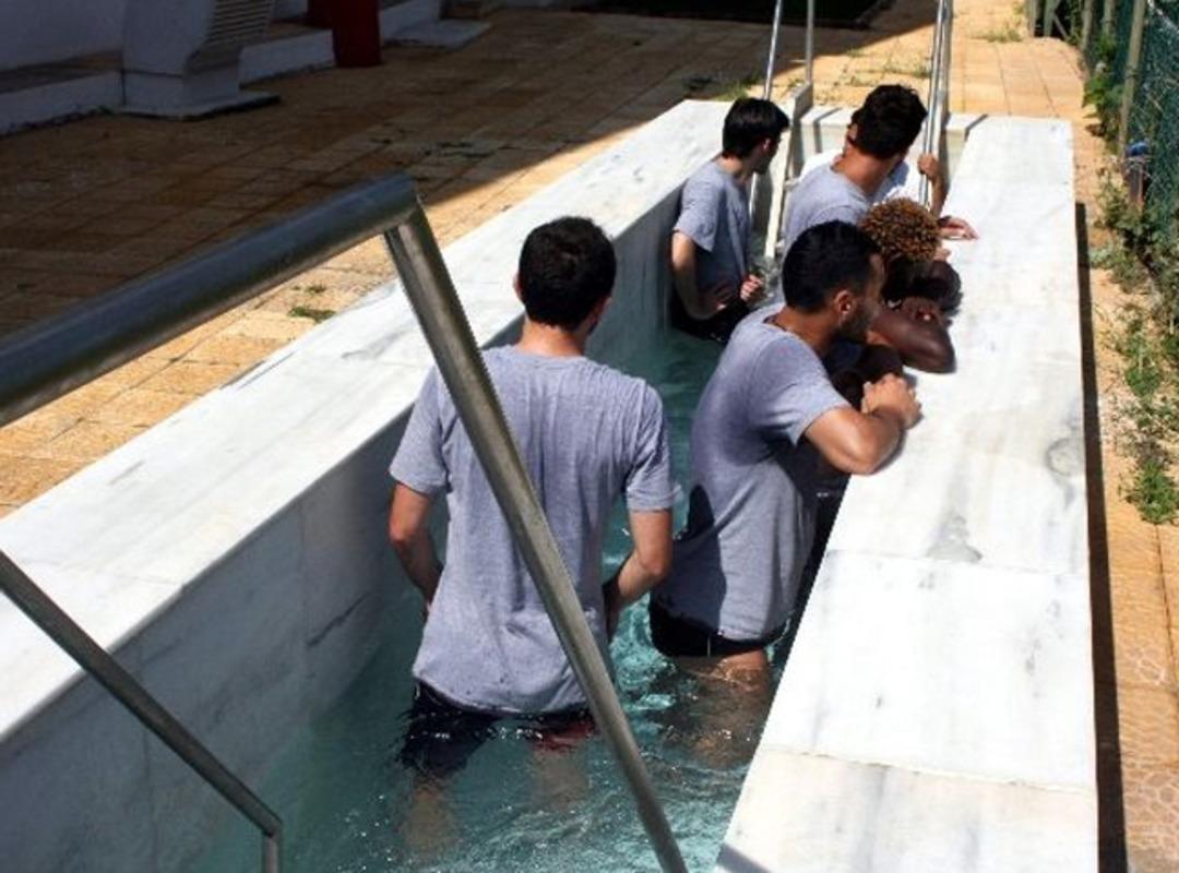 Futbolculara buzlu havuz