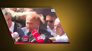 CHP İstanbul İl Başkanlığı'nda gergin anlar! Gürsel Tekin'e su şişesi fırlatıldı: O anlar kamerada!