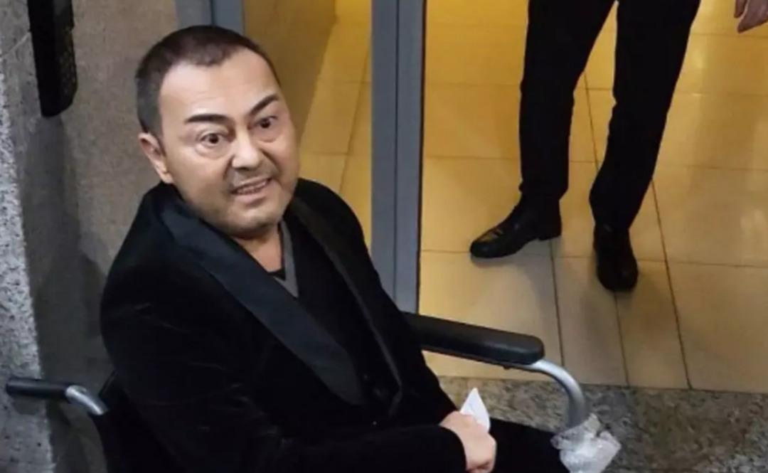Serdar Ortaç ın sahnede zor anları... Sahnede bir anda dondu kaldı 1