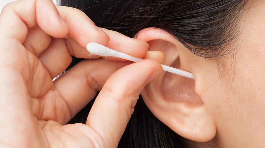Kulak pamuğu masum değil: İşitme kaybına neden olabilir! Kulak çubuğu kullananlar dikkat!