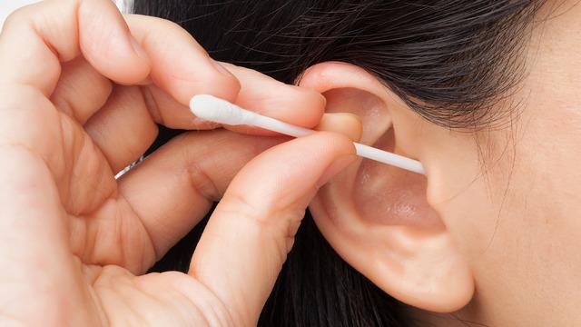 Kulak pamuğu masum değil: İşitme kaybına neden olabilir! Kulak çubuğu kullananlar dikkat!