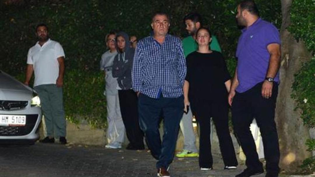 Taraftarlar Terim'in evinin &ouml;n&uuml;nde..