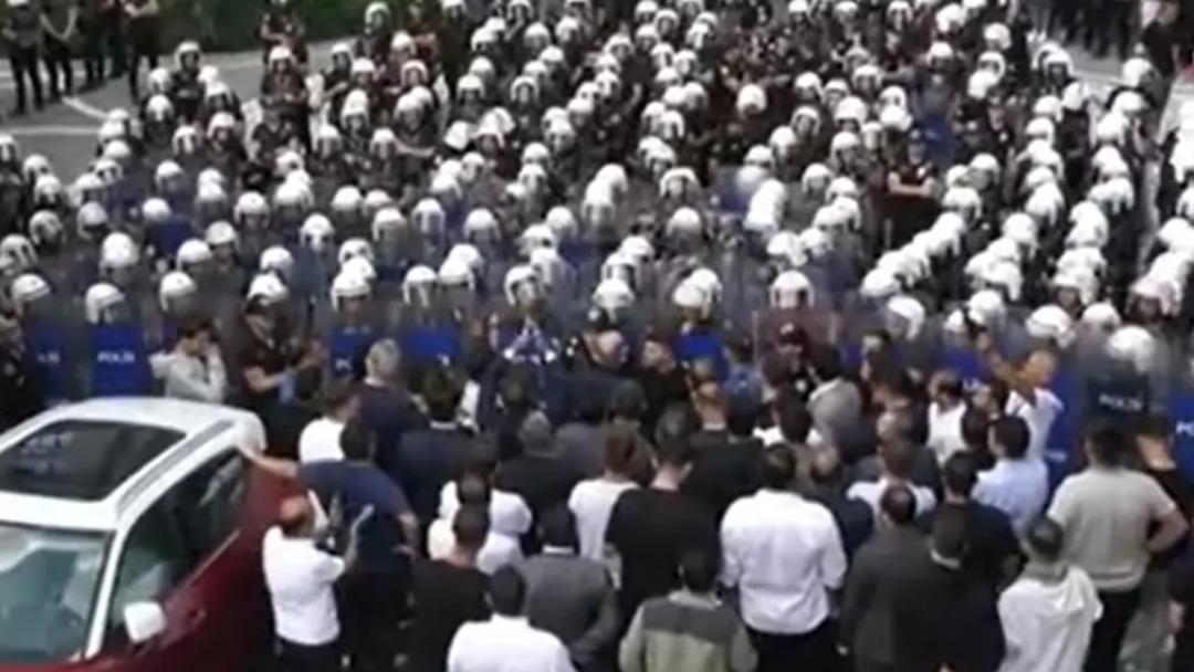 Oğuzhan Uğur CHP il binasını paylaşıp sert çıktı: "Yıkıldıysa Cumhuriyet bilelim! Geçersizse hukuk bilelim..." 2