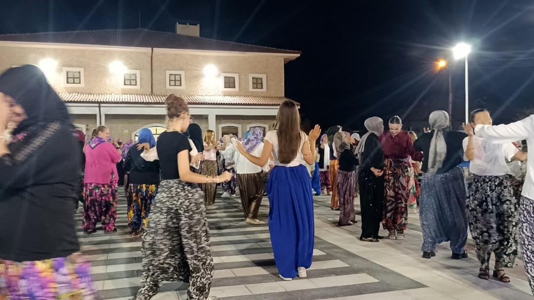 Bilecik’te 1.500 kadınla ilk ‘şalvar gecesi’: Geleneksel kültür coşkuyla yaşatıldı 2