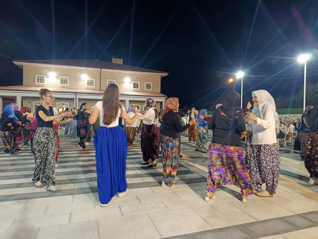 Bilecik’te 1.500 kadınla ilk ‘şalvar gecesi’: Geleneksel kültür coşkuyla yaşatıldı 3